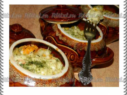 Чтобы приготовить такое блюдо, слегка провариваем пельмени в воде со специями и веточками зелени, обжариваем лук и грибы