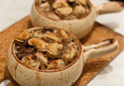 Чередуя слои, укладываем в горшочки грибы и пельмени