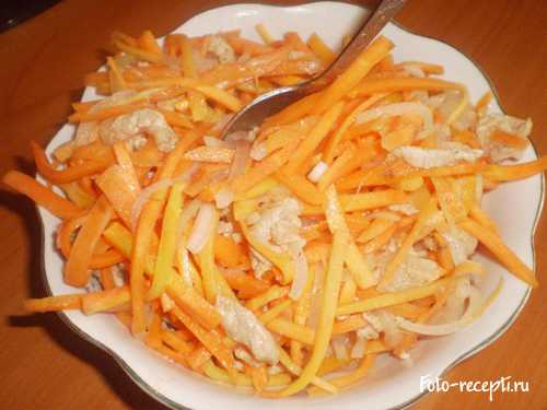 Очищенных карасей нужно разрезать на две части вдоль