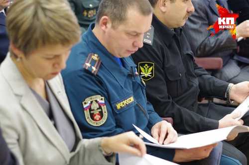 Эти вещества помогают размягчить огрубевшие участки и затем легко удалить их при помощи пемзы