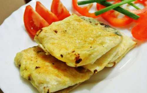 Смахните остатки муки с теста, иначе при выпекании эти места обесцветятся