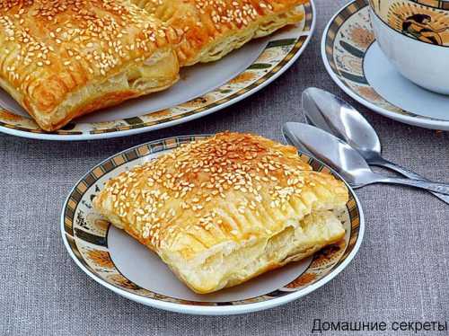 Наливая в масляномучную слойка небольшими порциями воду, замесите тесто