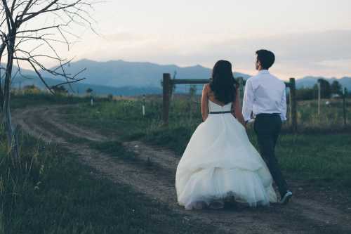 Будет уместно предложить гостям помощь в выборе наряда например, молодые могут сами взять в аренду кокошники и другие аксессуары, чтобы раздать их всем желающим из числа приглашенных