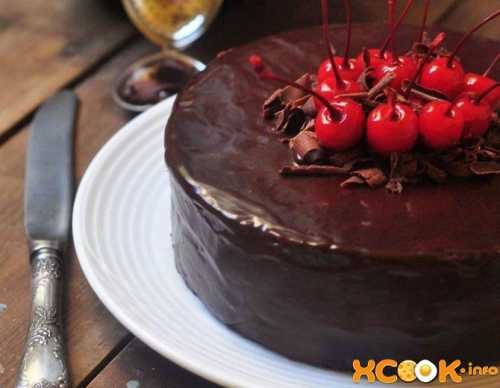 Взбить сметану с пудрой, добавить вынутую из маринада ягоду, раскрошенный бисквитный мякиш и основательно перемешать