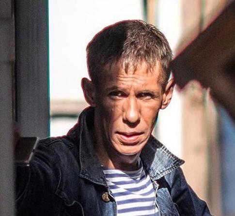 Ким Кардашьян упаковали в пленку