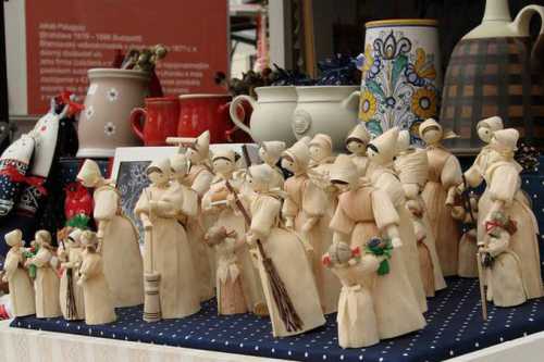 Загляните в один из местных магазинчиков, лично понаблюдайте за кропотливым и нелегким трудом вышивальщиц, и тогда вы не будете удивлены, узнав стоимость маленькой салфетки