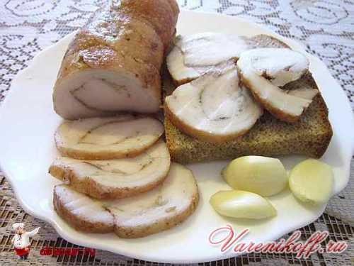 Рулет из свинины вареный