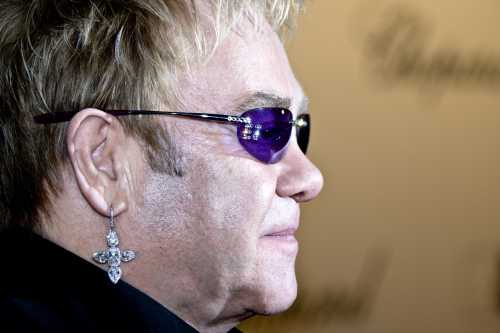 Элтон Джон отменил 2 концерта ради свадьбы принца Гарри и Меган Маркл