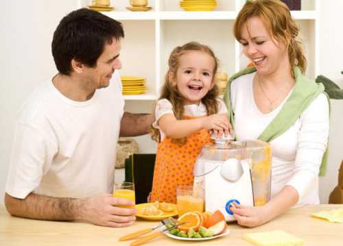 К нему добавляется перемолотый в мясорубке лимон и мед