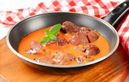 Затем аккуратно снимаем пленку, а икринки выкладываем в глубокую посуду