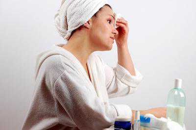 Среди других показаний повышенное выделение кожного салазабитые, крупные поры изменение цвета кожных покровов посерение, пожелтениешелушение возрастные изменения намечающаяся дряблость кожи