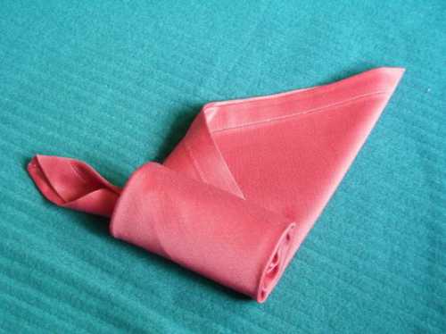 Получившуюся фигуру складываем вдоль и начинаем заворачивать спиралью