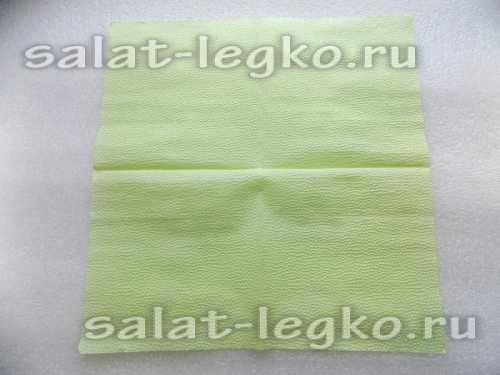 Если вы не знаете, как сложить салфетки на стол в виде оригинального украшения, попробуйте этот вариант