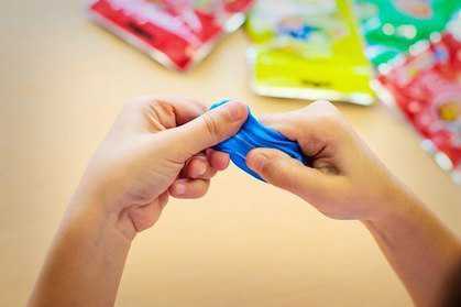 Курс такого фейслифтинга составляет процедур, после которых нужно дать коже отдохнуть на пару недель, а затем снова возобновить сеансы. Если с каждым днём вы замечаете всё больше и больше морщин и возрастных складок, попробуйте подтянуть лицо массажем, навыкам которого можно с лёгкостью обучиться в домашних условиях