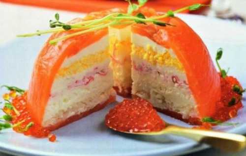 По истечении указанного времени достать противень с бисквитом, по его краю пройтись ножом или лопаткой, чтобы отделить края, бережно прямо горячим опрокинуть на разделочную доску, сразу же снять пекарскую бумагу и снова накрыть ею бисквит, сверху еще укрыть полотенцем и дать упариться бисквиту в течение минут