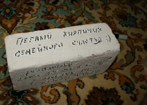 С красной, розовой бумаги вырезаем лепестки нашего бутона