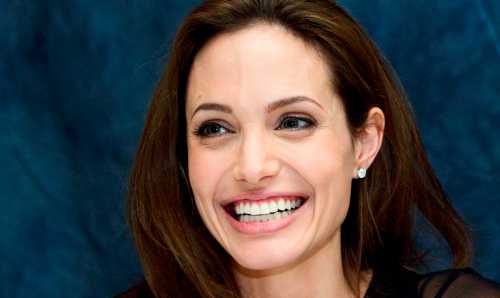 При этом аппарат действует в трех направлениях удаляет налет, образовавшийся от кофе, чая, сигарет, красного вина и других продуктовотбеливает эмальполирует поверхность зубов