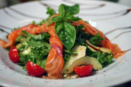 Салат с лососем