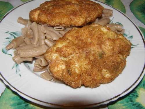 Чтобы фарш не лип к рукам, их можно смазать растительным жиром