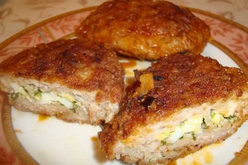 Готовые рубленые котлеты выложите на несколько сложенных вместе бумажных полотенец