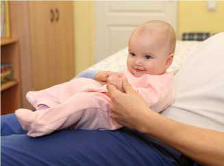 Когда ребенок начинает переворачиваться