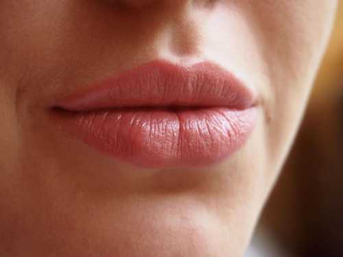 Но не спешите его сразу выплевывать подержите жидкость во рту хотя бы секунд, тогда его действие будет более выраженным