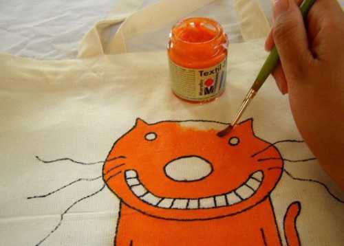 Далее, разверните бумагу и положите ее перед собой не цветной стороной