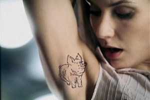 Приготовление налить в кастрюлю горячую воду, поместить в нее кастрюлю или миску меньшего объема эффект водяной бани и положить в меньшую емкость воск подождать пока он расплавится и добавить кокосовое масло, которое также должно распуститься тщательно смешать воск с маслом и снять с огнядобавить чистые эфирные масла в горячую смесь и размешать смесь перелить в коробочку изпод использованного стика поставить домашний дезодорант в холодильник для застывания пользоваться как обычным антиперсперантом, нанося тоненьким слоем в подмышечные впадины