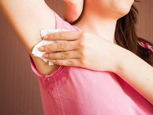 Как избавиться от запаха пота под мышками, что