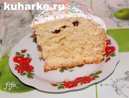 Разбиваем их в чашу блендера и хорошенько взбиваем, подмешивая сахарный песок и ванилин