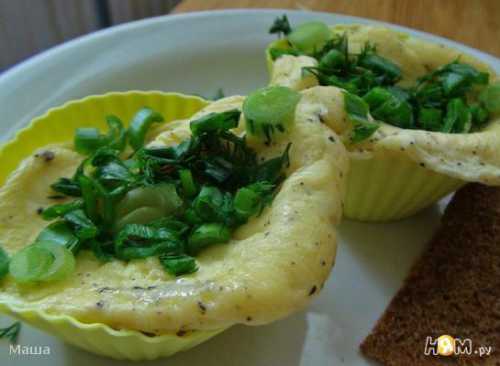 Добавим те продукты, которые любим в омлете порезанные соломкой колбасу или ветчину, сыр, зелень и тд