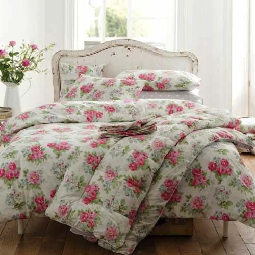 Если вы наслышаны об их мечте попасть на концерт любимого исполнителя и вам не по карману пригласить его на торжество, подарите молодым билеты на концерт, забронируйте отель, если концерт в другом городе