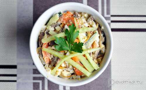 Читайте как приготовить интересный салат с ананасом в нашей статье