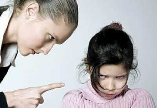 При кормлении ребенка подкладывайте салфетку, и хвалите малыша за стремление воспользоваться ею