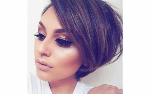 Последнему уделяется повышенное внимание вышивки и орнаменты, лампасы из шипов, множество металлической фурнитуры декоративных молний, заклепок, цепей