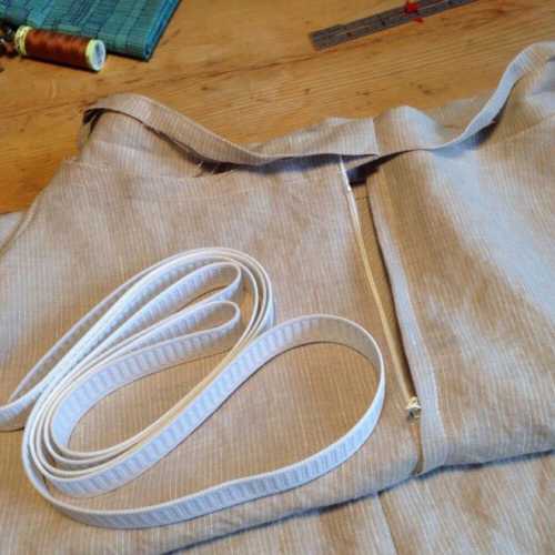 Хотяесли ткань в мелкую дырочку, то их можно вшить в платье даже обычным вязальным крючком