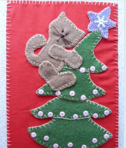 Второй способ сделать аппликацию своими руками это обвести ладошки малыша на бумаге или на войлоке зеленого цвета и вырезать их